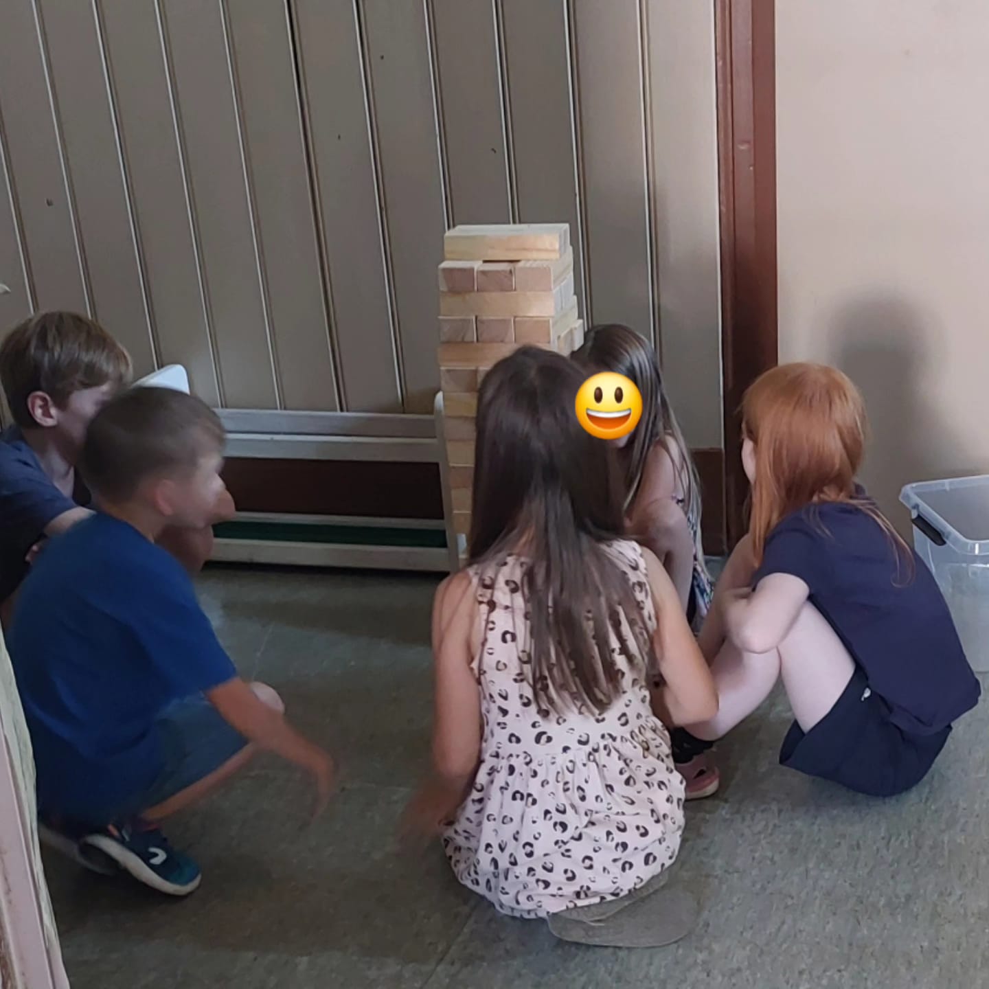 Kinder spielen beim Sommerferienprogramm