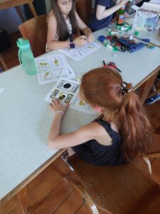 Kinder basteln beim Sommerferienprogramm