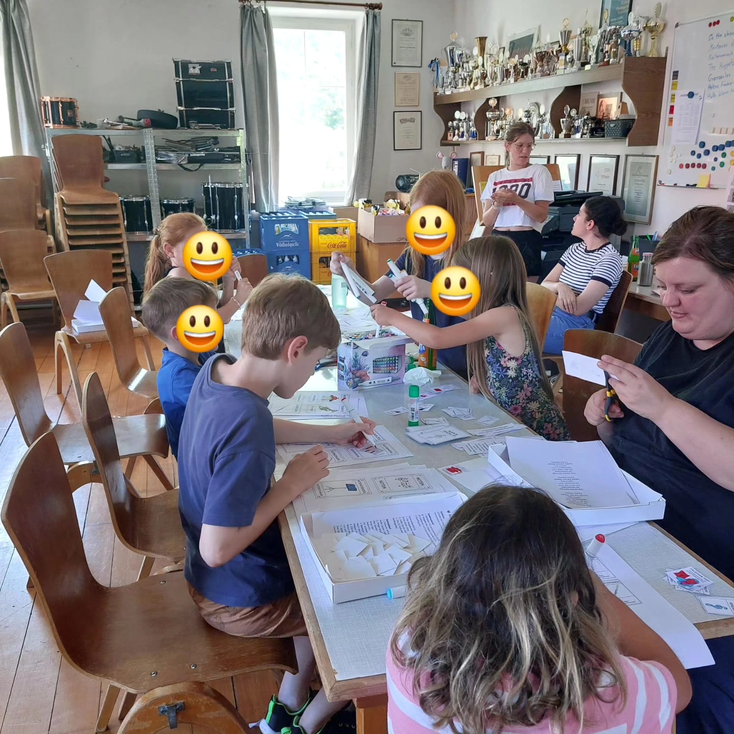 Kinder basteln beim Sommerferienprogramm